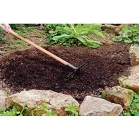Ancinho Curvo Metálico Leve Tramontina 12 Dentes com Cabo de Madeira 120 cm