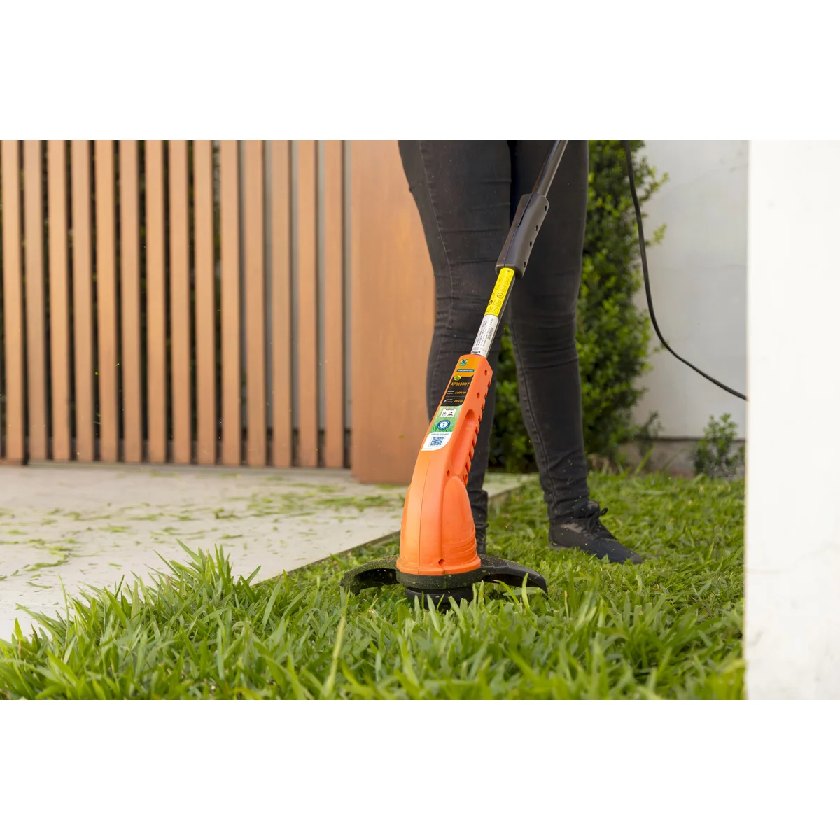 Aparador de Grama Elétrico Bipartido Tramontina APB1000T com Diâmetro de Corte de 280 mm 1000 W 220 V