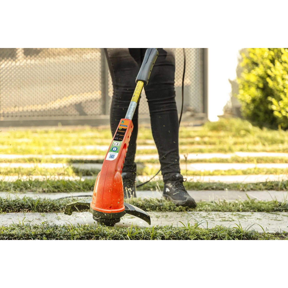 Aparador de Grama Elétrico Bipartido Tramontina APB1000T com Diâmetro de Corte de 280 mm 1000 W 220 V
