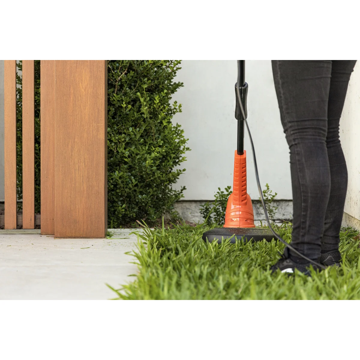 Aparador de Grama Elétrico Bipartido Tramontina APB1000T com Diâmetro de Corte de 280 mm 1000 W 220 V