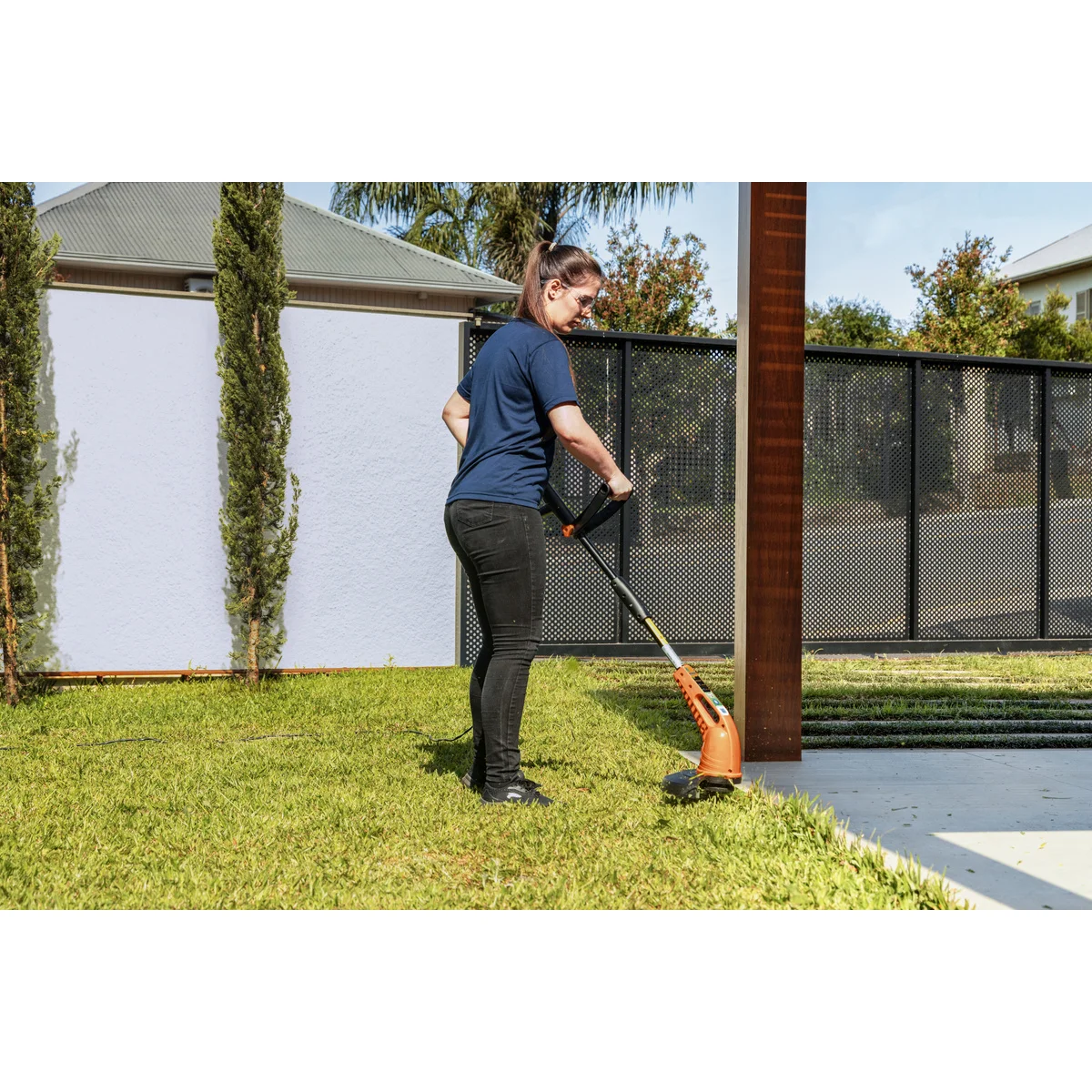 Aparador de Grama Elétrico Bipartido Tramontina APB1000T com Diâmetro de Corte de 280 mm 1000 W 220 V