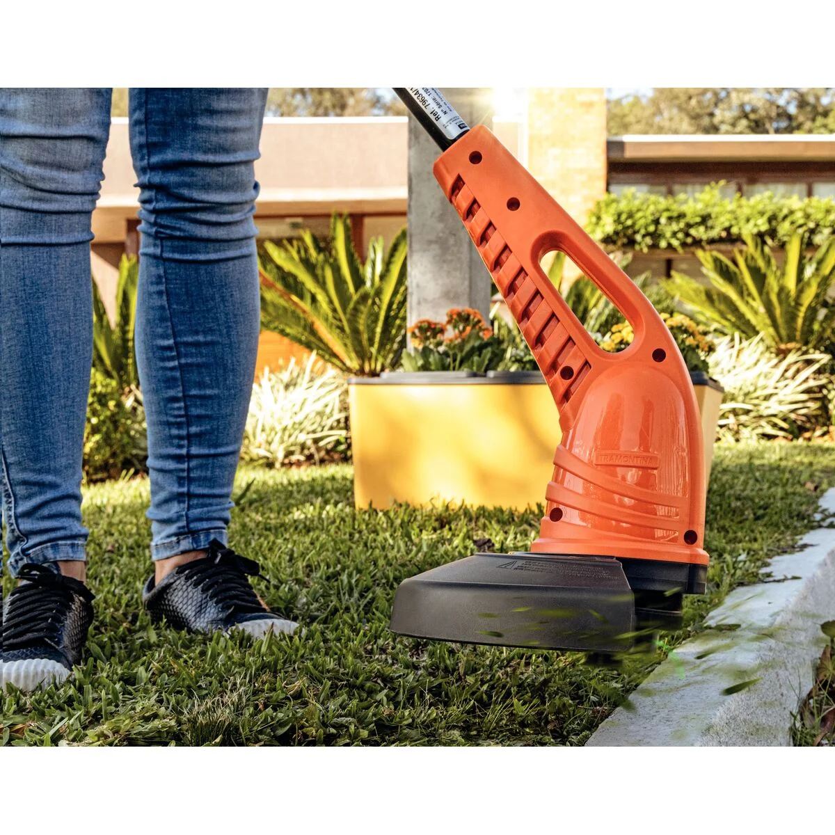 Aparador de Grama Elétrico Tramontina AP1000T com Diâmetro de Corte de 280 mm 1000 W 127 V