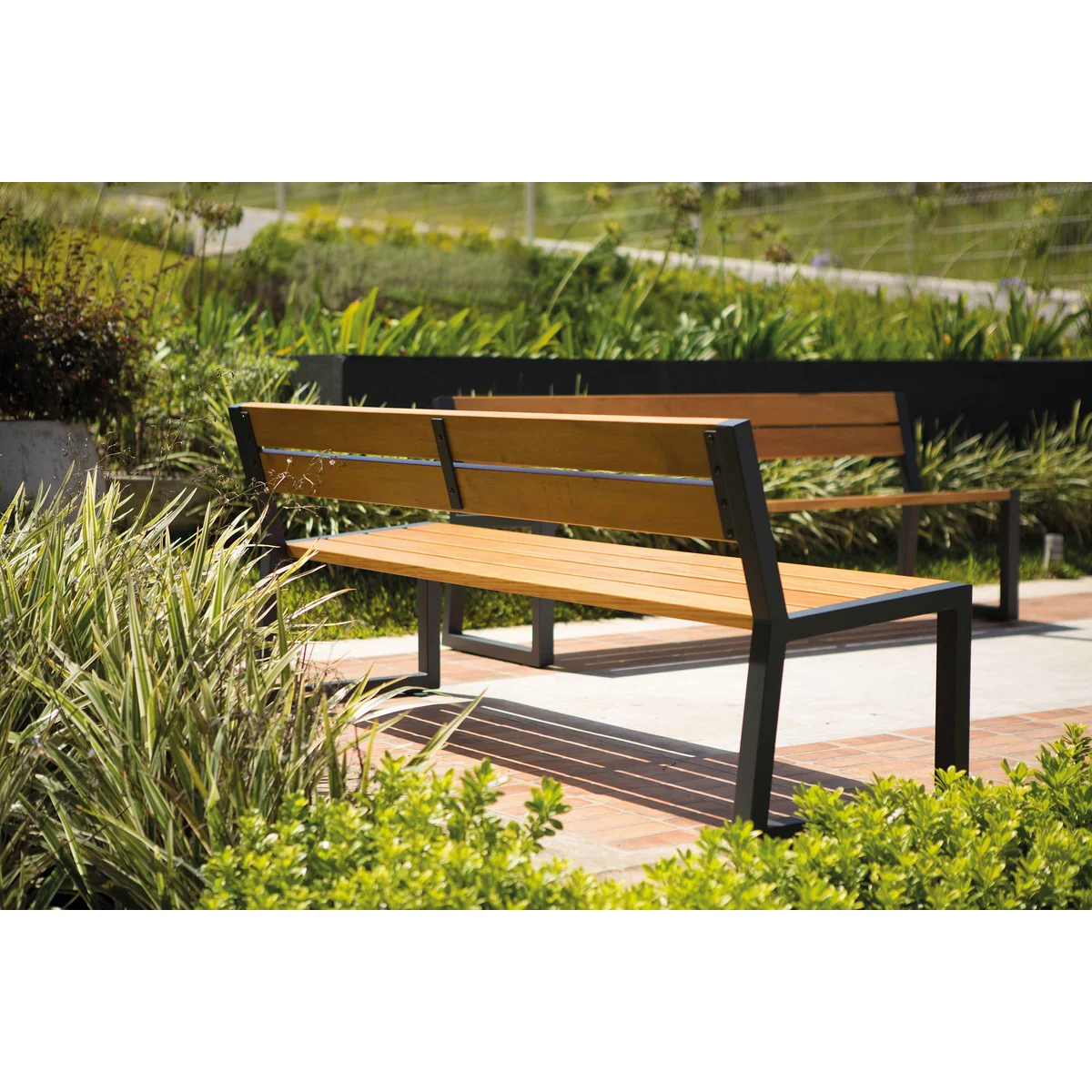 Banco de Madeira Tramontina Urban Highline em Madeira Garapeira com Acabamento Ecoclear e Encosto 190 cm em FSC