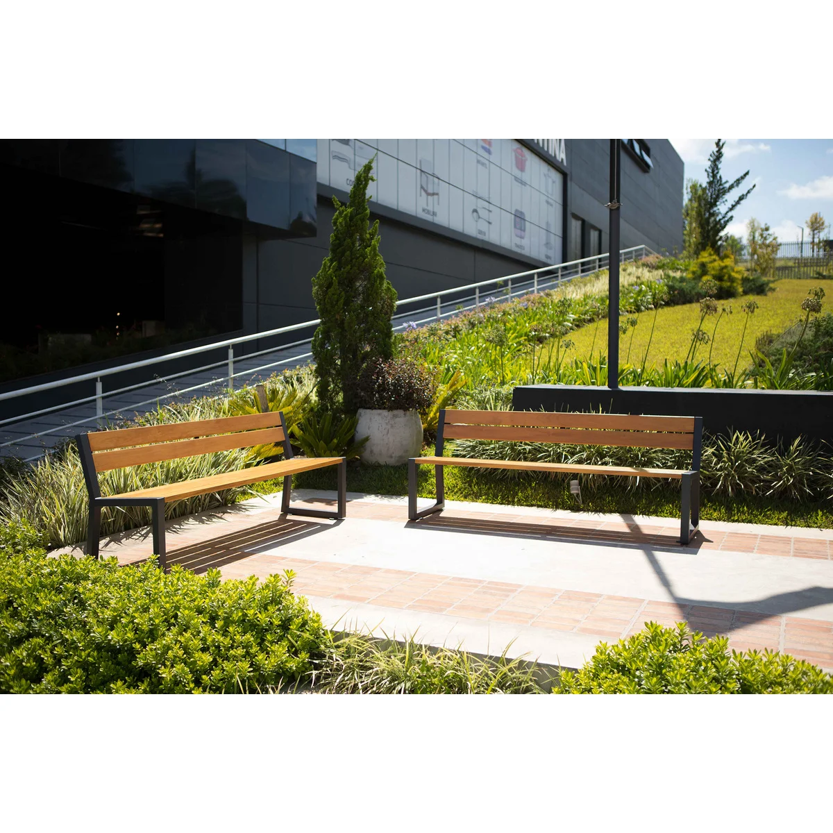 Banco de Madeira Tramontina Urban Highline em Madeira Garapeira com Acabamento Ecoclear e Encosto 190 cm em FSC