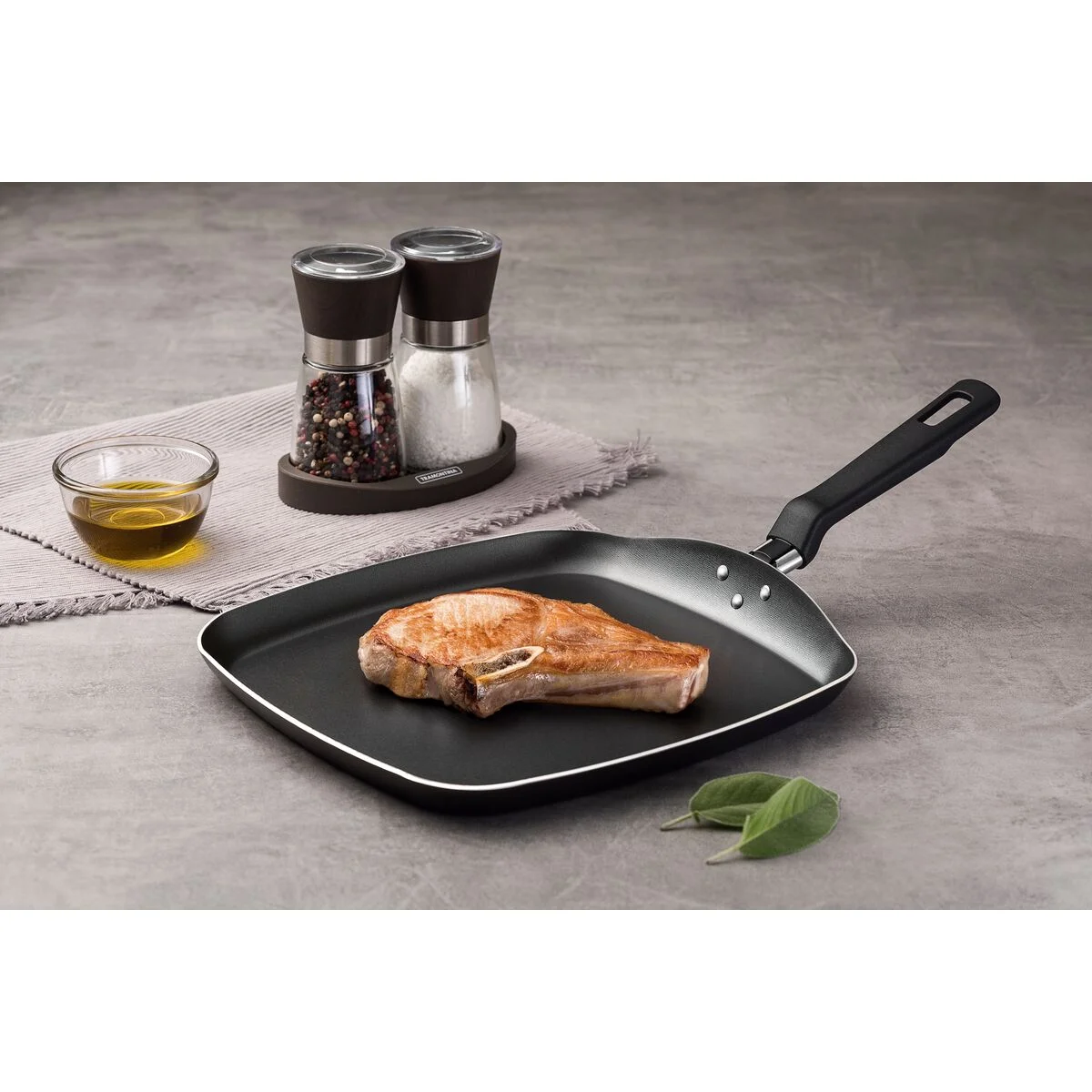 Bistequeira Lisa Tramontina Loreto em Alumínio com Revestimento Interno Antiaderente Starflon Max e Cabo Baquelite 26 cm 1 L Grafite