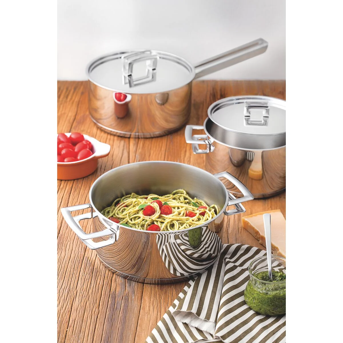 Caçarola Tramontina Brava Rasa em Aço Inox Fundo Triplo com Tampa Plana e Alças 16 cm 1,4 L