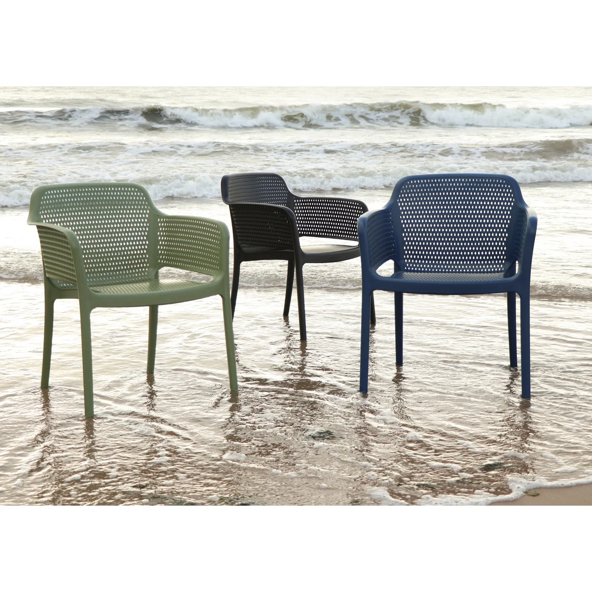 Cadeira Tramontina Summa Gabriela Eco em Polipropileno Oceano +Clean Preto
