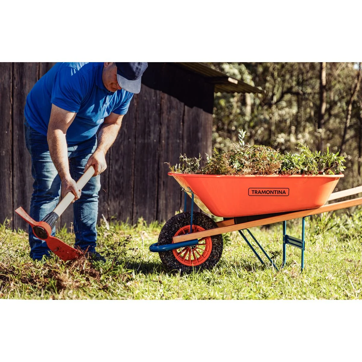 Carrinho de Mão Tramontina com Caçamba Extrafunda Metálica Laranja 80 L, Braço de Madeira e Pneu Maciço