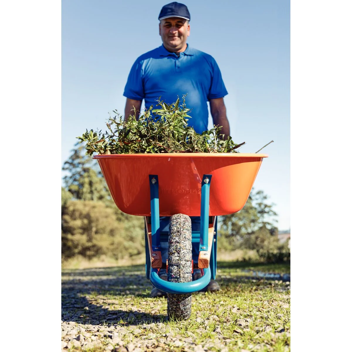 Carrinho de Mão Tramontina com Caçamba Extrafunda Metálica Laranja 80 L, Braço de Madeira e Pneu Maciço