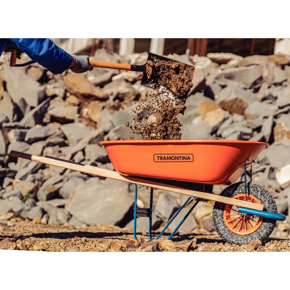 Carrinho de Mão Tramontina com Caçamba Extrafunda Metálica Laranja 80 L, Braço de Madeira e Pneu Maciço