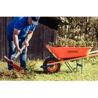 Carrinho de Mão Tramontina com Caçamba Extrafunda Metálica Laranja 80 L, Braço de Madeira e Pneu Maciço