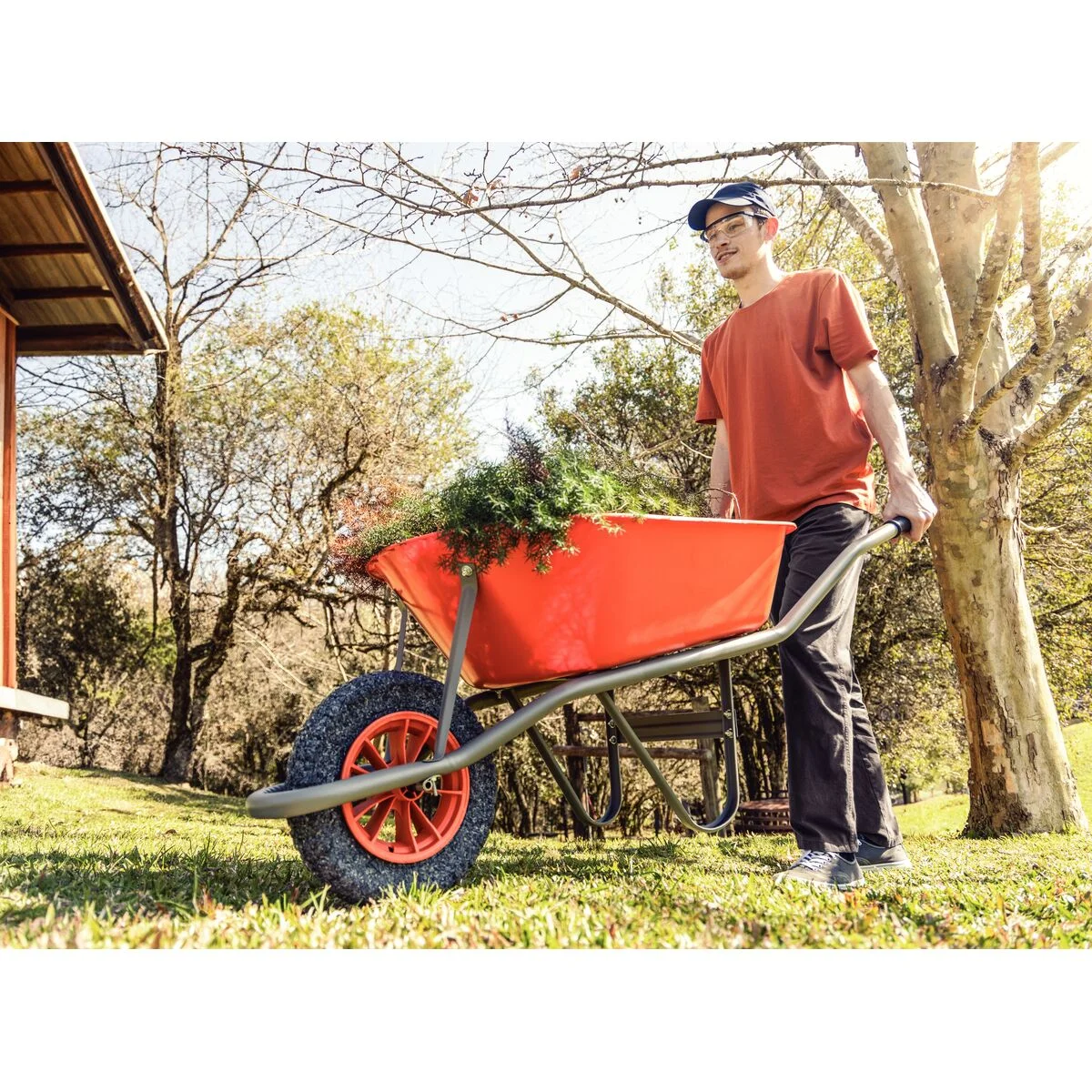Carrinho de Mão Tramontina com Caçamba Funda Plástica Laranja 55 L, Braço Metálico e Pneu Maciço