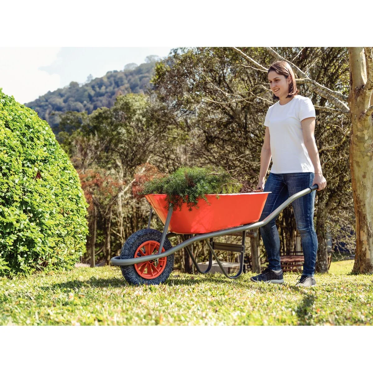 Carrinho de Mão Tramontina com Caçamba Funda Plástica Laranja 55 L, Braço Metálico e Pneu Maciço