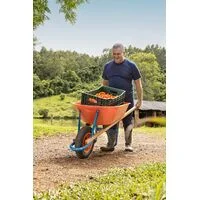 Carrinho de Mão Tramontina com Caçamba Funda Plástica Laranja 55 L, Braço de Madeira e Pneu com Câmara