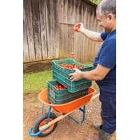 Carrinho de Mão Tramontina com Caçamba Funda Plástica Laranja 55 L, Braço de Madeira e Pneu com Câmara