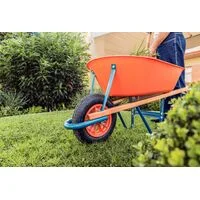 Carrinho de Mão Tramontina com Caçamba Funda Plástica Laranja 55 L, Braço de Madeira e Pneu com Câmara