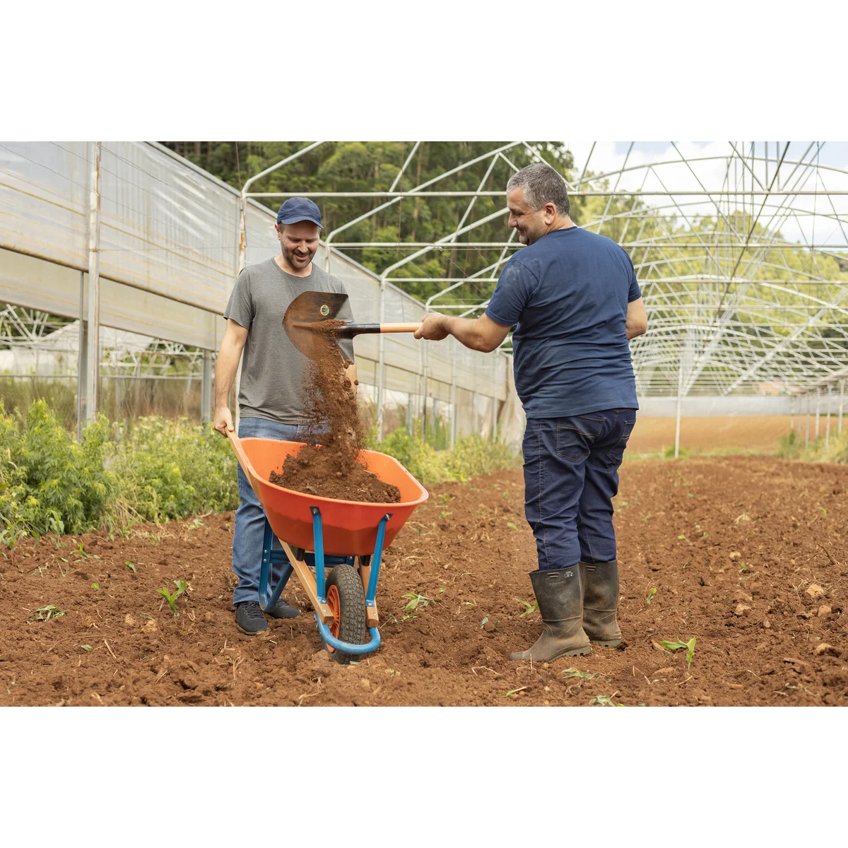 Carrinho de Mão Tramontina com Caçamba Funda Plástica Laranja 55 L, Braço de Madeira e Pneu com Câmara