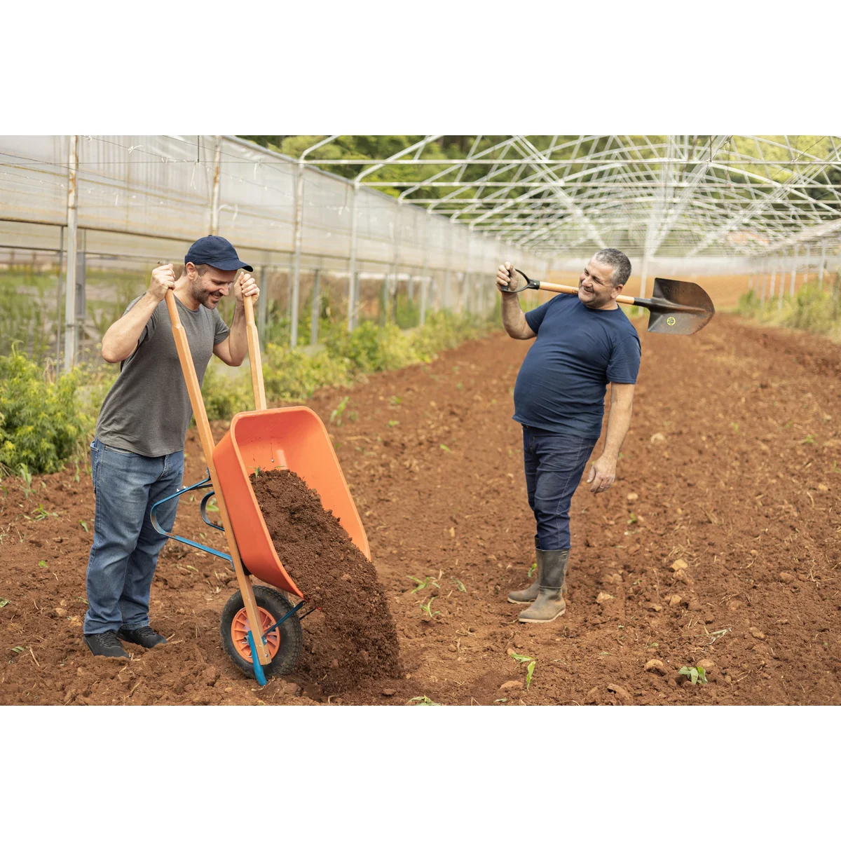 Carrinho de Mão Tramontina com Caçamba Funda Plástica Laranja 55 L, Braço de Madeira e Pneu com Câmara