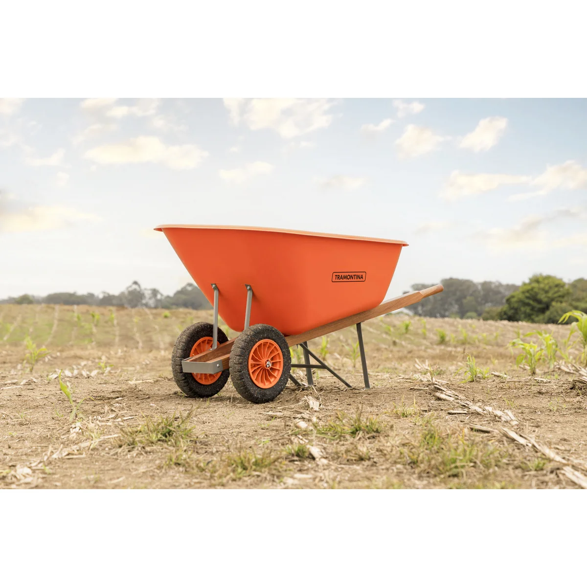 Carrinho de Mão Tramontina com Caçamba Plástica Extrafunda Laranja 200 L, Braço de Madeira e Duas Rodas com Pneus Maciços
