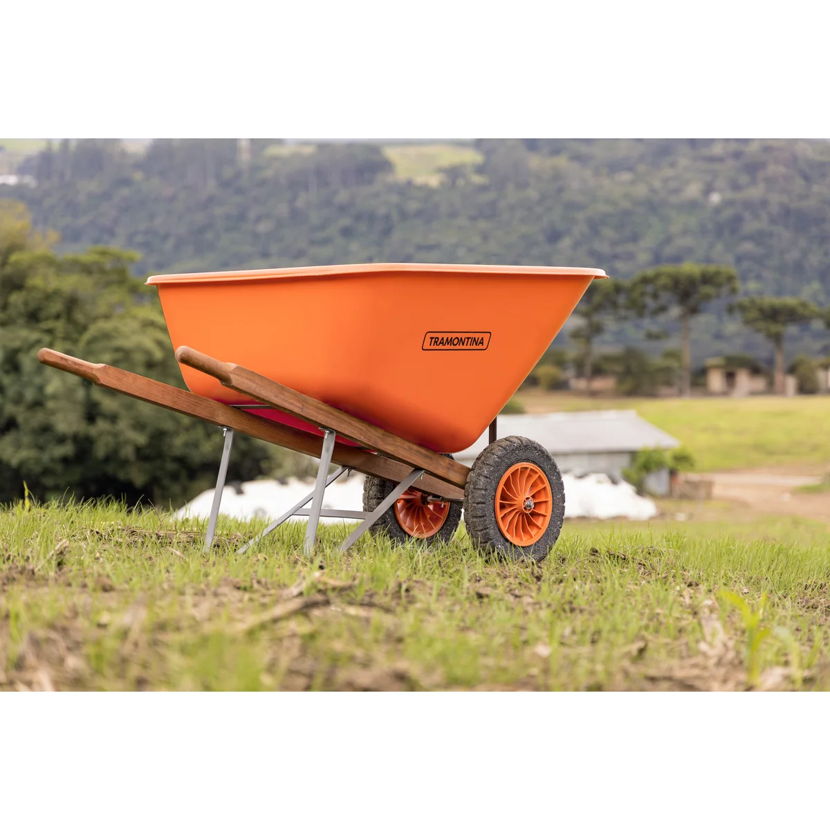 Carrinho de Mão Tramontina com Caçamba Plástica Extrafunda Laranja 200 L, Braço de Madeira e Duas Rodas com Pneus Maciços