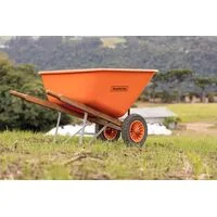 Carrinho de Mão Tramontina com Caçamba Plástica Extrafunda Laranja 200 L, Braço de Madeira e Duas Rodas com Pneus Maciços