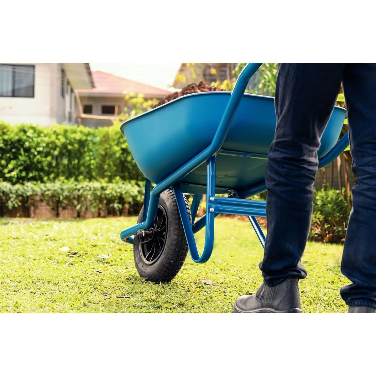 Carrinho de Mão Tramontina com Caçamba Rasa Plástica Azul 50 L, Braço Metálico e Pneu com Câmara