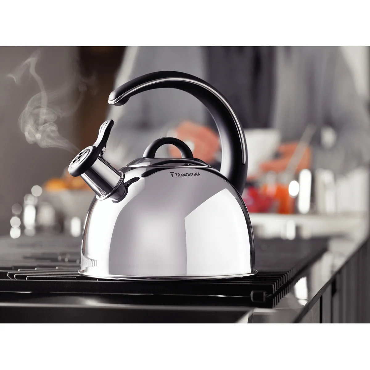 Chaleira Tramontina com Apito em Aço Inox Fundo Triplo Cabo Preto 3,3 L