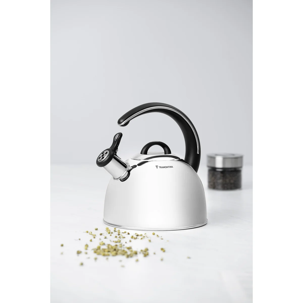 Chaleira Tramontina com Apito em Aço Inox Fundo Triplo Cabo Preto 3,3 L