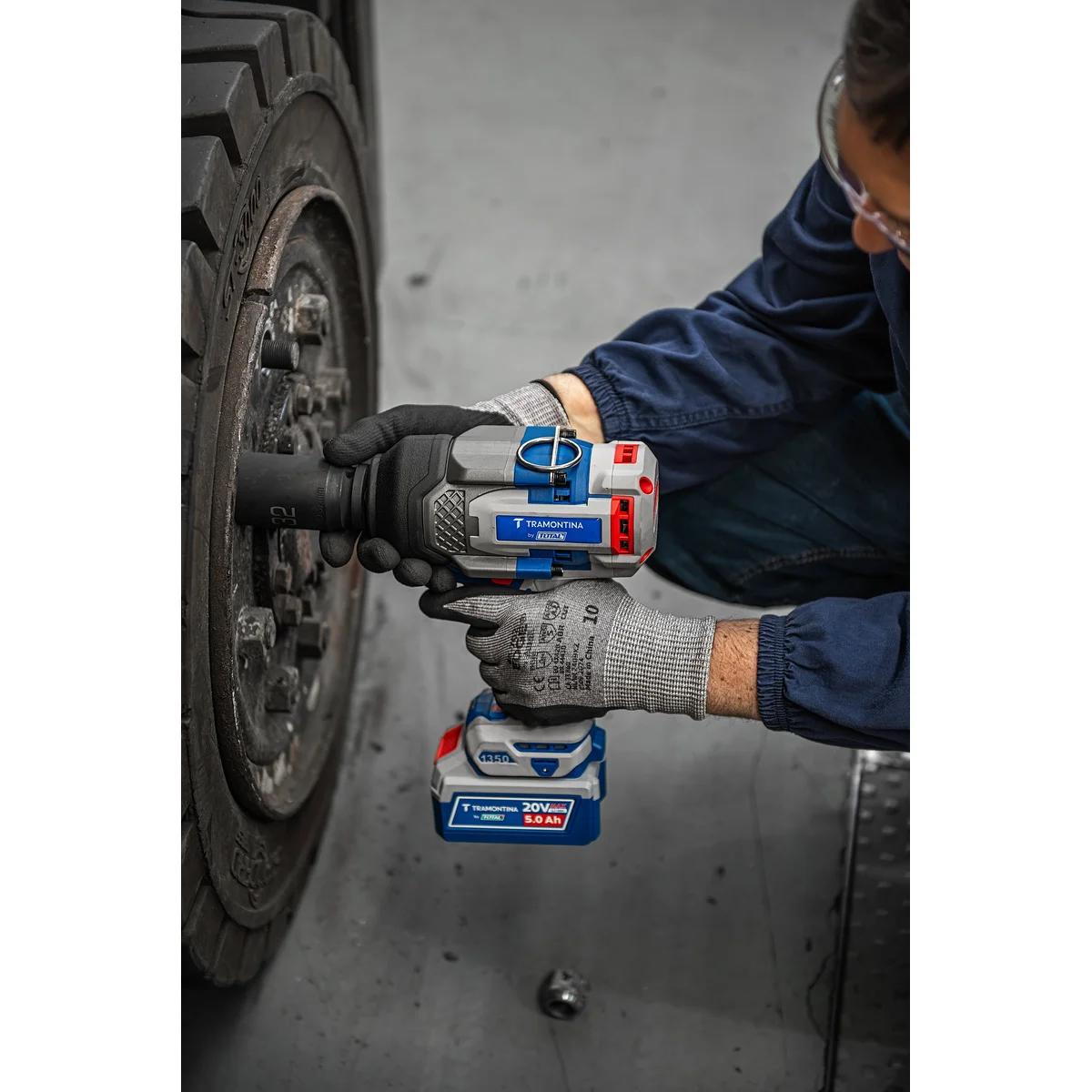 Chave de Impacto 3/4" (19 mm) 20V 1350 N.m Brushless Tramontina by Total - Com 2 Baterias 20V de 5,0Ah, Carregador e Maleta