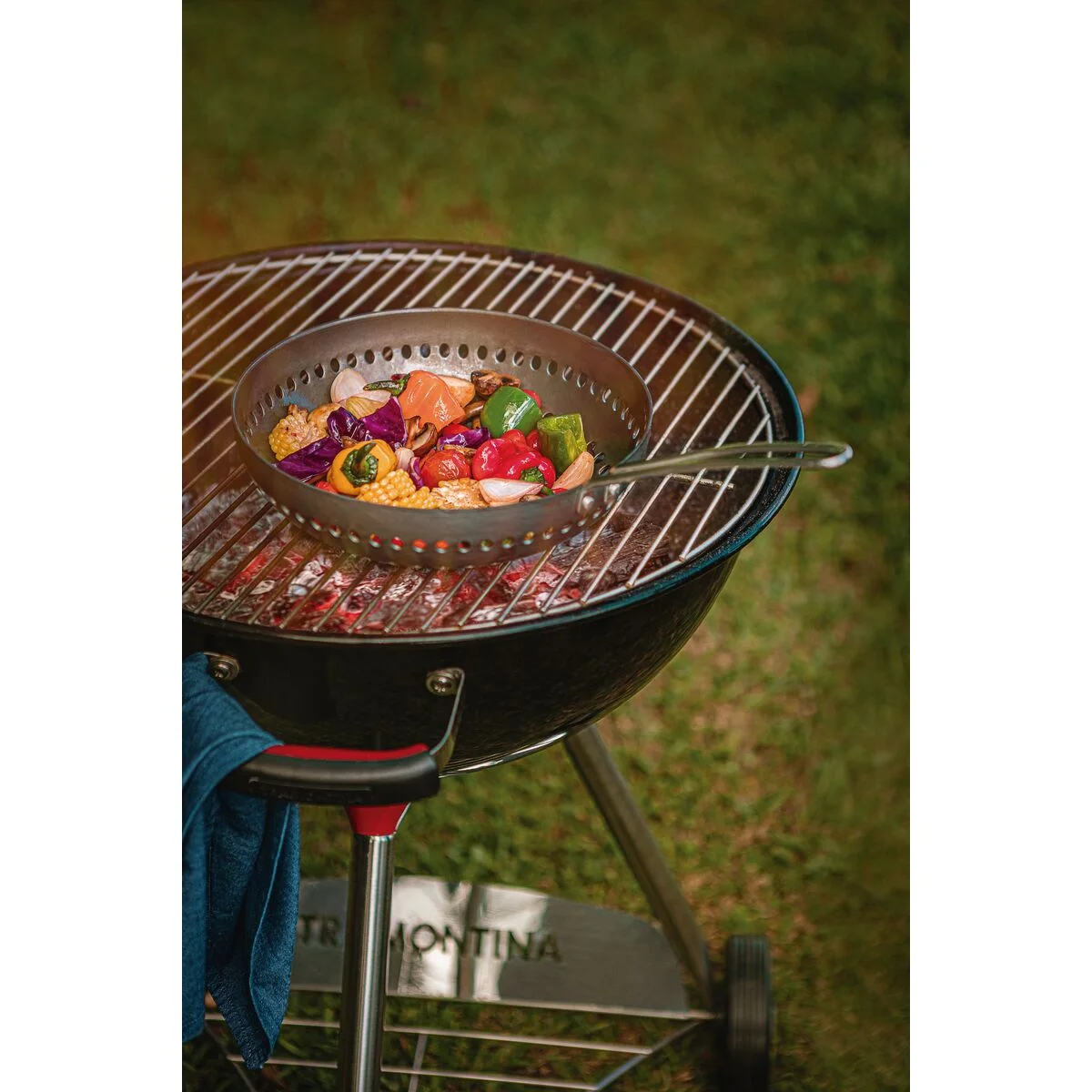 Churrasqueira a Carvão TCP-560L Tramontina em Aço Esmaltado com Grelha e Utensílios em Aço Inox