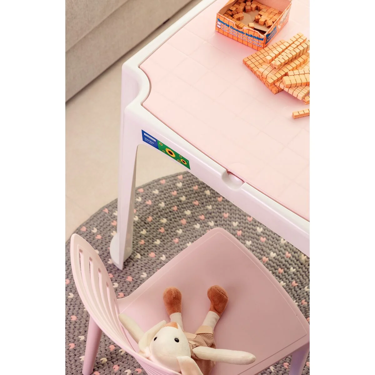 Conjunto Infantil de Mesa e Cadeira Tramontina Beni em Polipropileno Rosa com Quadro de Atividades