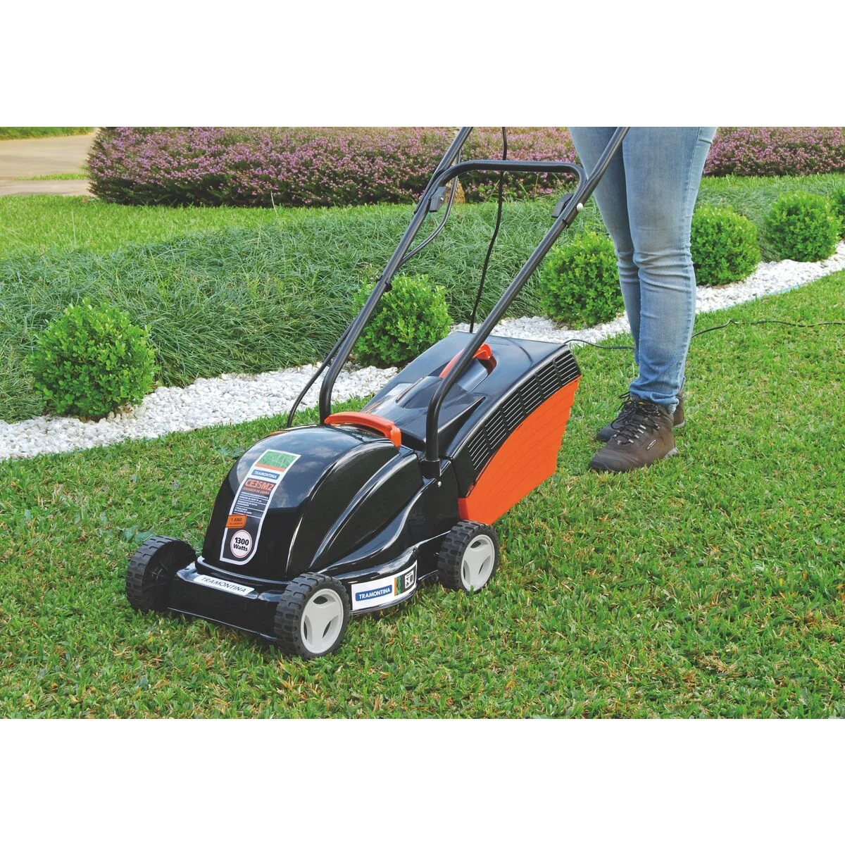 Cortador de Grama Elétrico Tramontina CE35M2 com Diâmetro de Corte de 350 mm Coletor Rígido e Chassi Metálico 1300 W 220 V
