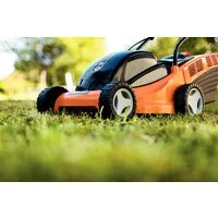 Cortador de Grama Elétrico Tramontina CE35P com Diâmetro de Corte de 350 mm Coletor Rígido e Chassi de Plástico 1300 W 127 V