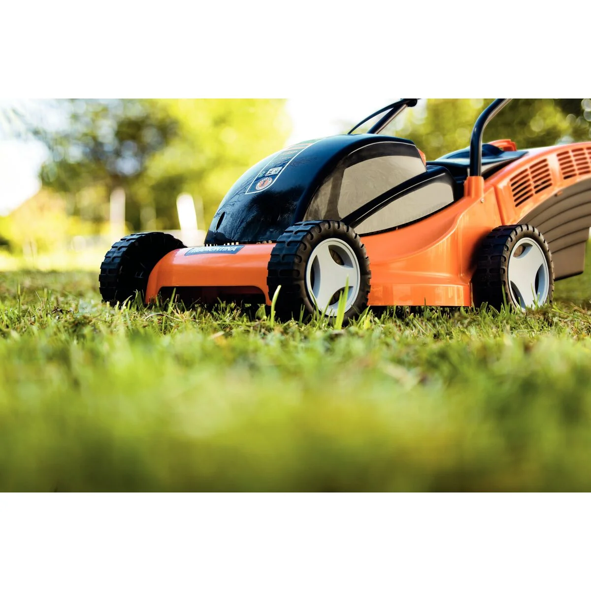Cortador de Grama Elétrico Tramontina CE35P com Diâmetro de Corte de 350 mm Coletor Rígido e Chassi de Plástico 1300 W 127 V