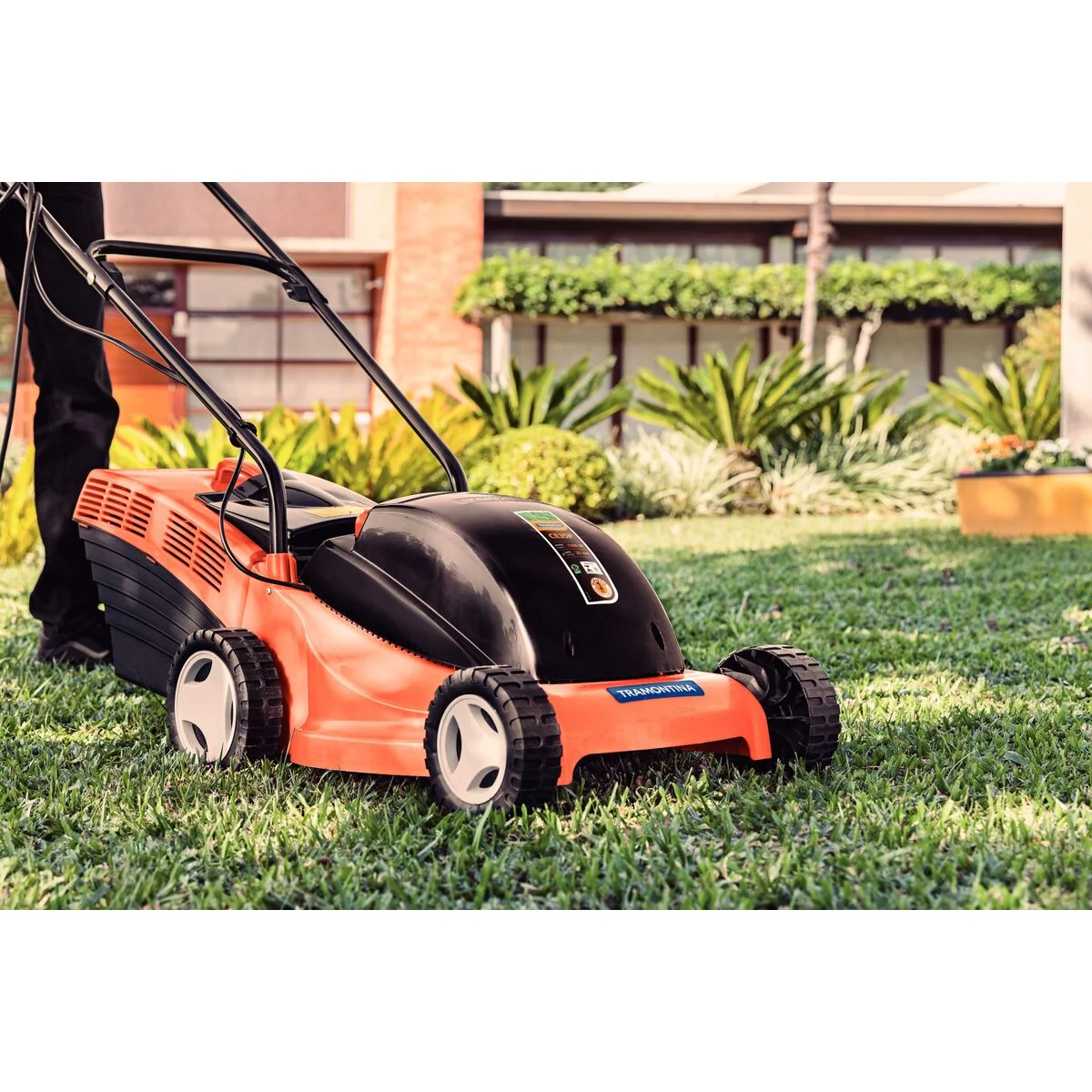 Cortador de Grama Elétrico Tramontina CE35P com Diâmetro de Corte de 350 mm Coletor Rígido e Chassi de Plástico 1300 W 127 V