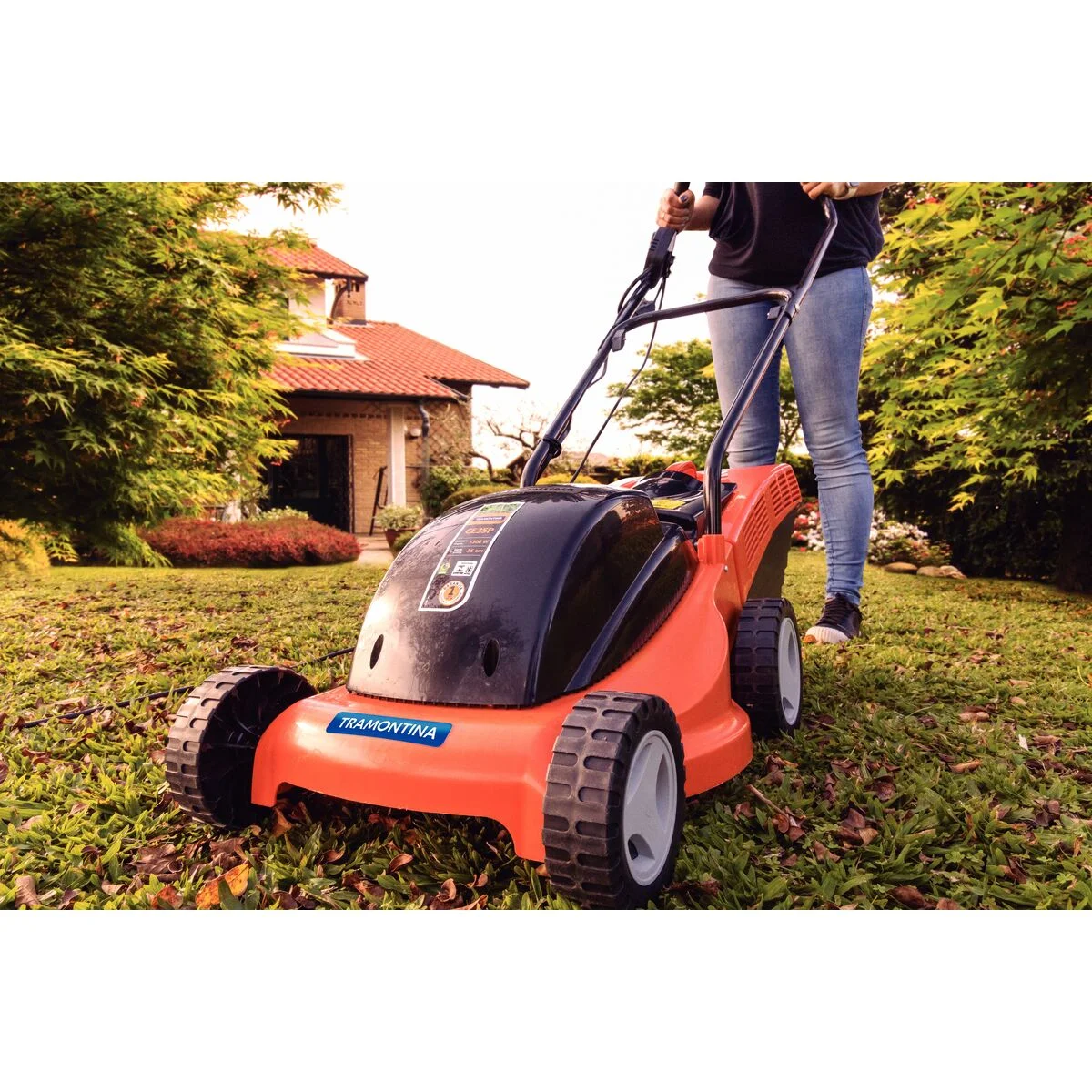Cortador de Grama Elétrico Tramontina CE35P com Diâmetro de Corte de 350 mm Coletor Rígido e Chassi de Plástico 1300 W 127 V