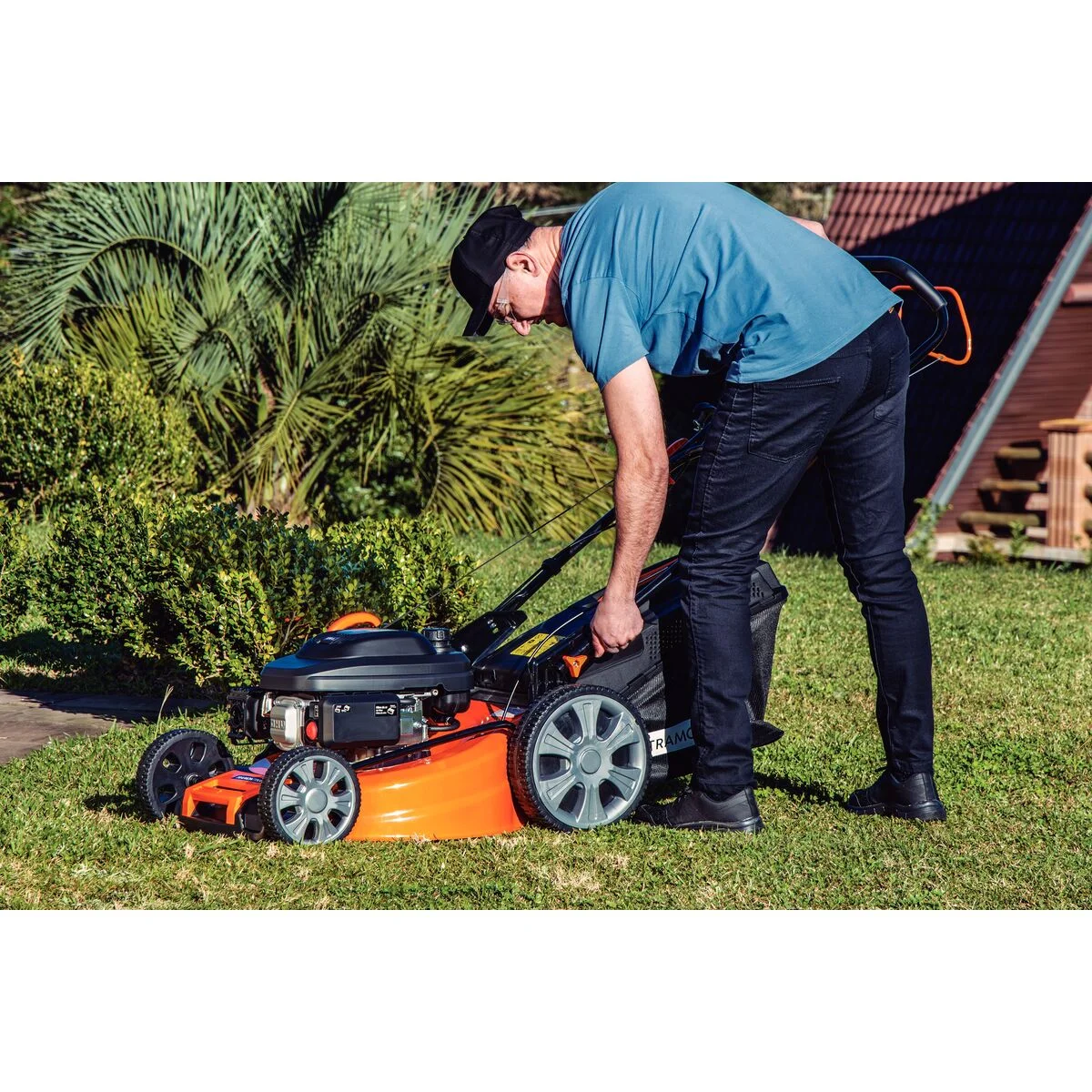 Cortador de Grama a Gasolina Tramontina CCT53M com Diâmetro de Corte de 530 mm Motor 196 cc com Sistema de Tração Chassi Metálico e Recolhedor Rígido