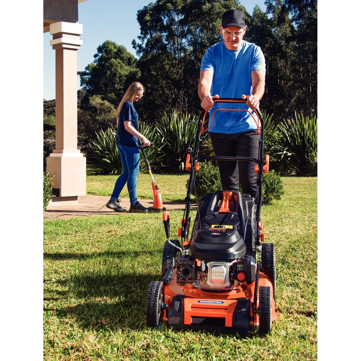 Cortador de Grama a Gasolina Tramontina CCT53M com Diâmetro de Corte de 530 mm Motor 196 cc com Sistema de Tração Chassi Metálico e Recolhedor Rígido