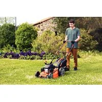 Cortador de Grama a Gasolina Tramontina CCT53M com Diâmetro de Corte de 530 mm Motor 196 cc com Sistema de Tração Chassi Metálico e Recolhedor Rígido