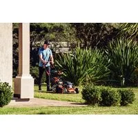 Cortador de Grama a Gasolina Tramontina CCT53M com Diâmetro de Corte de 530 mm Motor 196 cc com Sistema de Tração Chassi Metálico e Recolhedor Rígido
