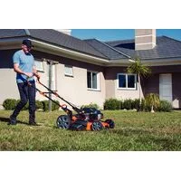 Cortador de Grama a Gasolina Tramontina CCT53M com Diâmetro de Corte de 530 mm Motor 196 cc com Sistema de Tração Chassi Metálico e Recolhedor Rígido