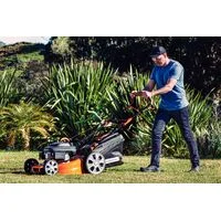 Cortador de Grama a Gasolina Tramontina CCT53M com Diâmetro de Corte de 530 mm Motor 196 cc com Sistema de Tração Chassi Metálico e Recolhedor Rígido
