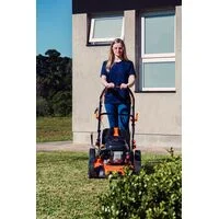 Cortador de Grama a Gasolina Tramontina CCT53M com Diâmetro de Corte de 530 mm Motor 196 cc com Sistema de Tração Chassi Metálico e Recolhedor Rígido