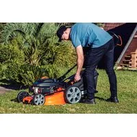 Cortador de Grama a Gasolina Tramontina CCT53M com Diâmetro de Corte de 530 mm Motor 196 cc com Sistema de Tração Chassi Metálico e Recolhedor Rígido