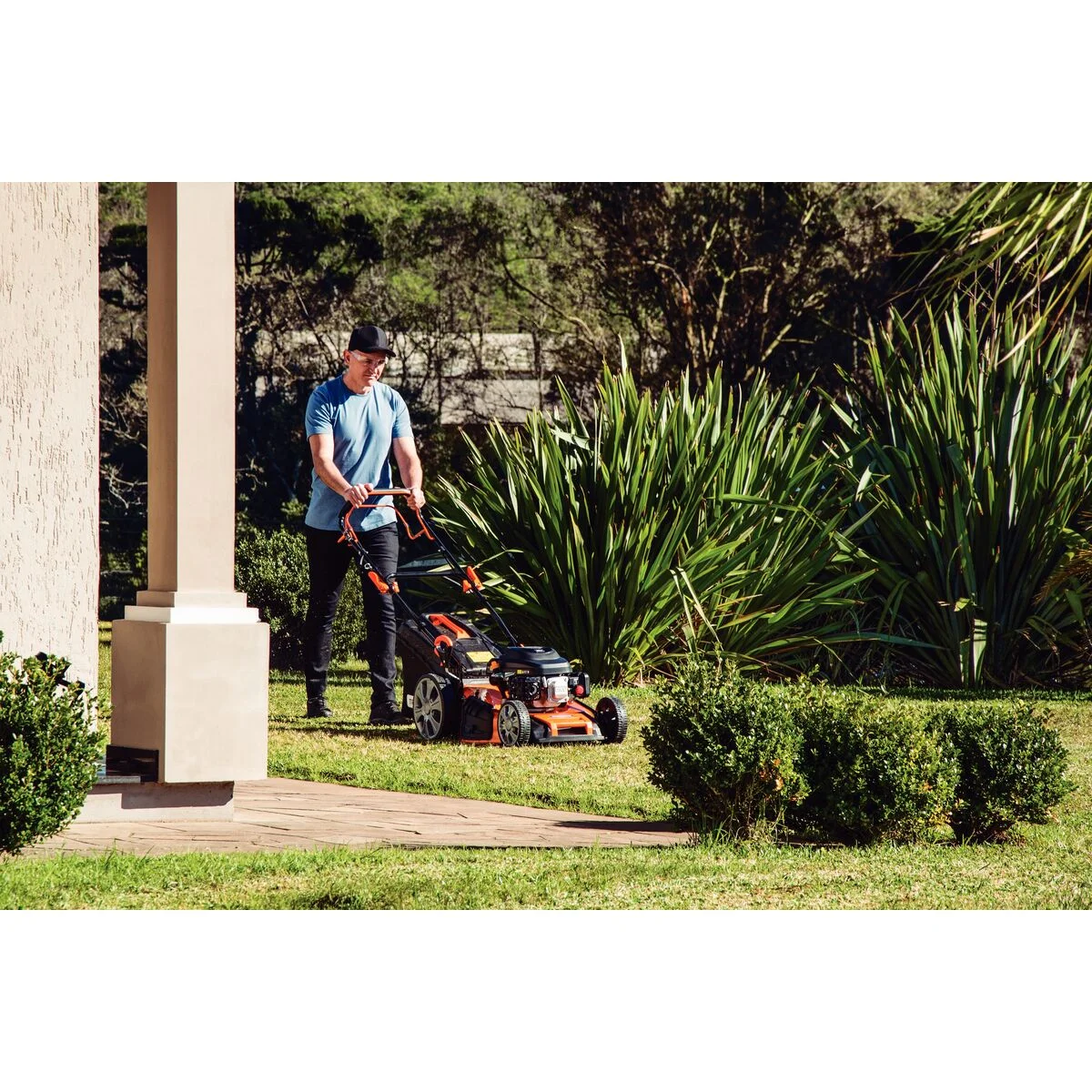 Cortador de Grama a Gasolina Tramontina CCT53M com Diâmetro de Corte de 530 mm Motor 196 cc com Sistema de Tração Chassi Metálico e Recolhedor Rígido