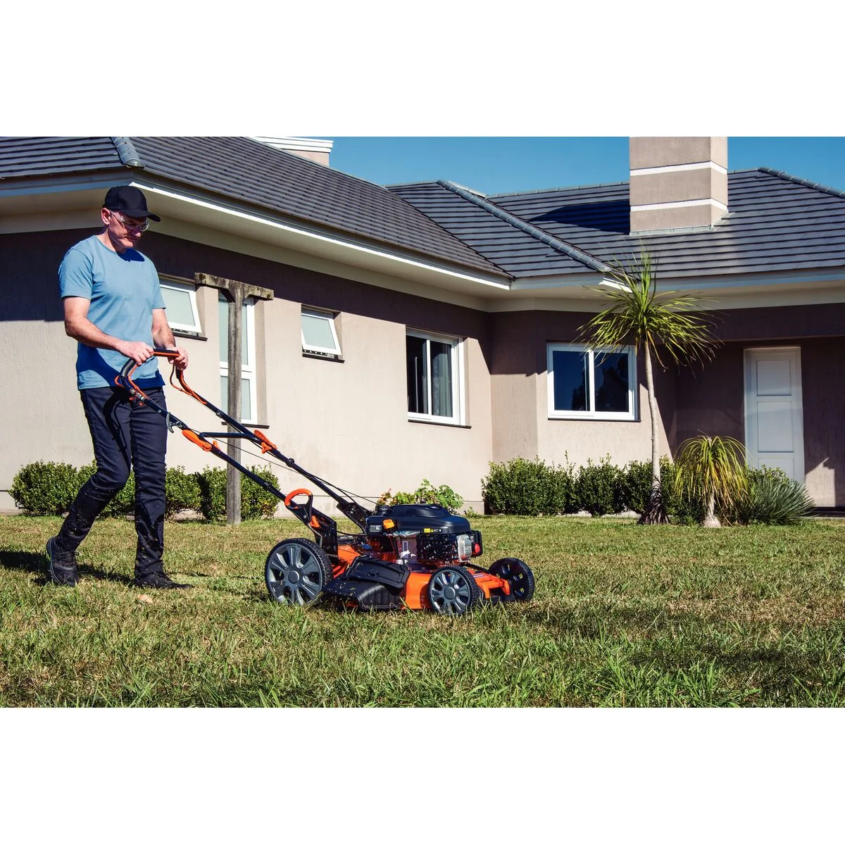 Cortador de Grama a Gasolina Tramontina CCT53M com Diâmetro de Corte de 530 mm Motor 196 cc com Sistema de Tração Chassi Metálico e Recolhedor Rígido