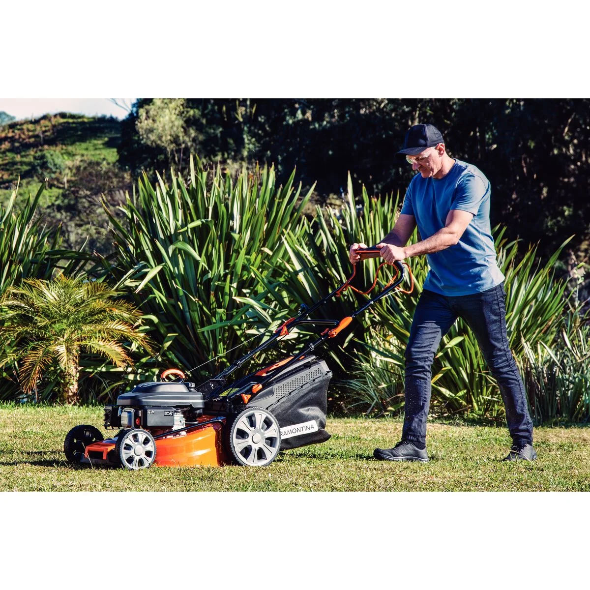 Cortador de Grama a Gasolina Tramontina CCT53M com Diâmetro de Corte de 530 mm Motor 196 cc com Sistema de Tração Chassi Metálico e Recolhedor Rígido