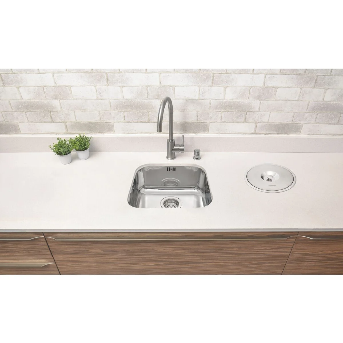 Cuba de embutir Tramontina Lavínia 40 BL em aço inox alto brilho 40x34 cm com válvula de 4 1/2" com escape