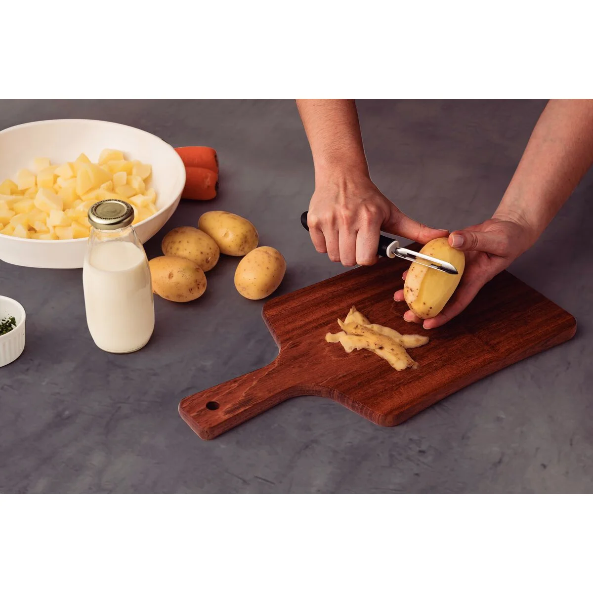 Descascador de Batatas Manual Tramontina Utilità em Aço Inox com Cabo de Polipropileno Preto