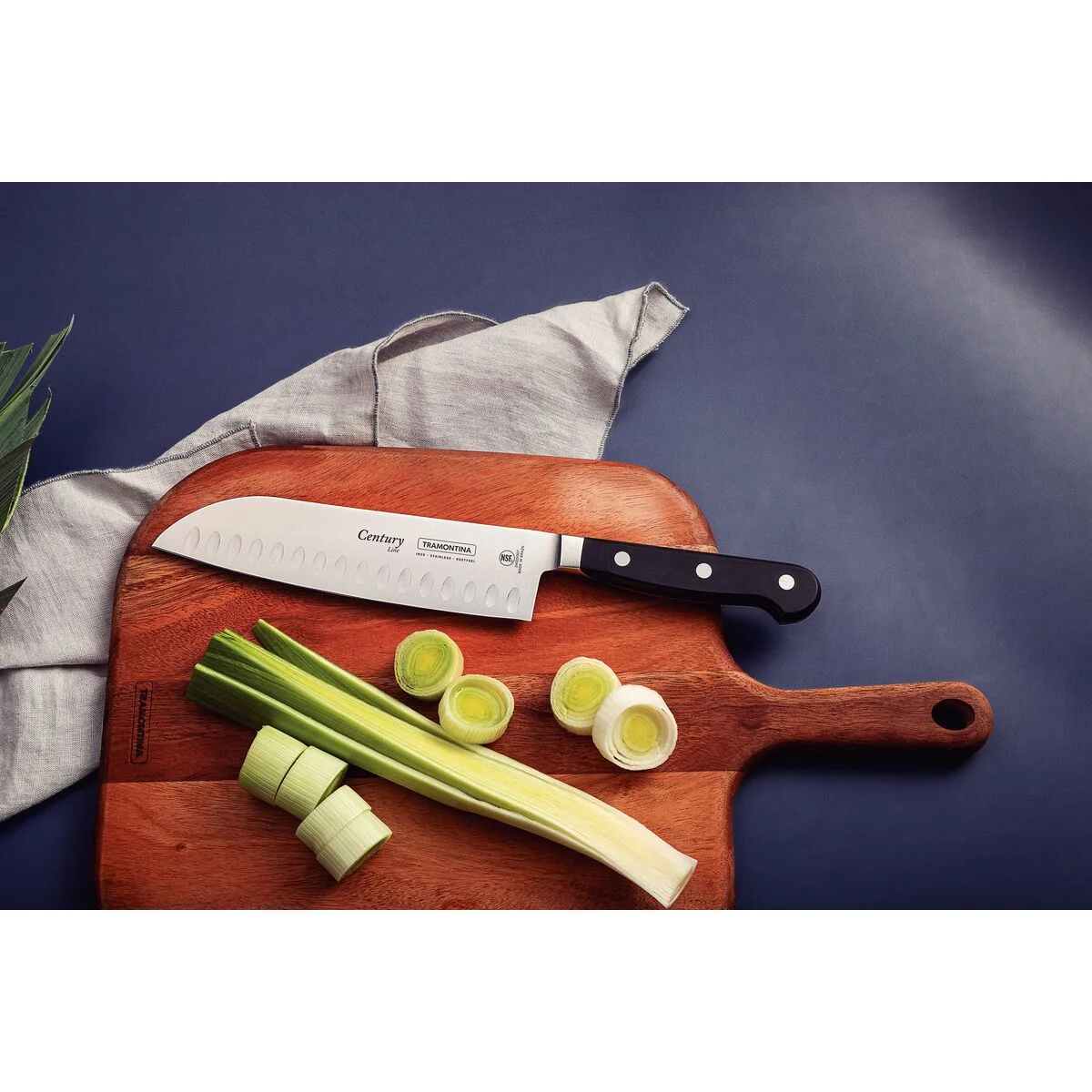 Faca Santoku Tramontina Century com Lâmina em Aço Inox e Cabo em Policarbonato Preto e Fibra de Vidro 7"